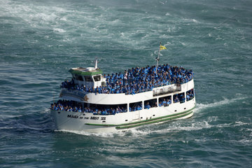 Niagara Falls - Ein Boot der Maid of the Mist Flotte vor den Niagarafaelle