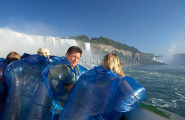 Niagara Falls - Touristen an Bord einer Maid of the Mist
