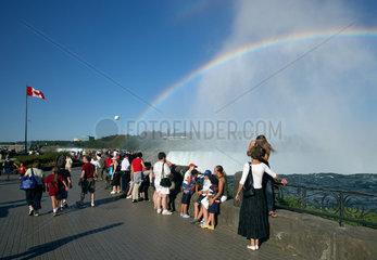 Niagara Falls - Besucher am Aussichtspunkt der Niagarafaelle  Table Rock