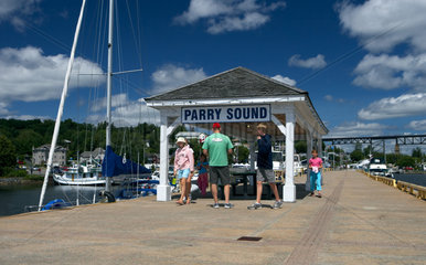 Parry Sound - Touristen auf der Mole im Hafen