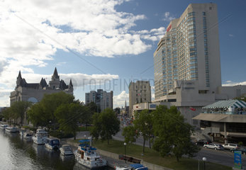 Ottawa - Blick ueber den Rideau Kanal in der Innenstadt