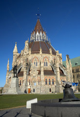 Ottawa - Library of Parliament und Victoria Bell