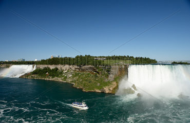 Niagara Falls - Blick ueber den Niagara River zu den Niagarafaellen