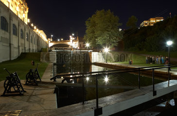 Ottawa - Die Schleusen des Rideau Kanals unter dem Parliament Hill am Abend