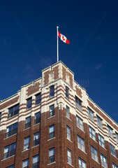 Ottawa - Regierungsgebaeude mit der kanadischen Flagge