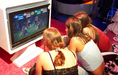 Leipzig - Junge Frauen spielen gemeinsam auf der Games Convention