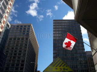 Ottawa - Die kanadische Flagge vor Buerogebaeuden im Zentrum