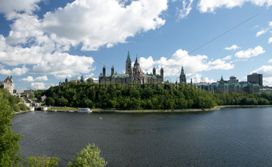 Ottawa - Blick ueber den Ottawa River zum Parliament Hill
