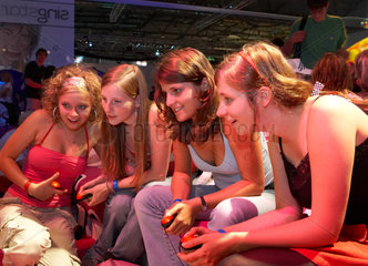 Leipzig - Junge Frauen spielen gemeinsam auf der Games Convention
