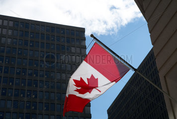 Ottawa - Die kanadische Flagge vor Buerogebaeuden