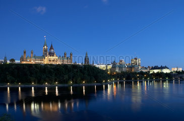 Ottawa - Blick ueber den Ottawa River zum Parliament Hill am Abend