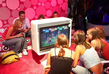 Leipzig - Junge Besucher spielen gemeinsam auf der Games Convention
