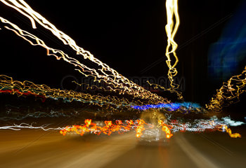 LIchtimpressionen von Autolichtern nachts im Stadtverkehr