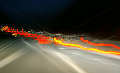 LIchtimpressionen von Autolichtern nachts auf der Autobahn