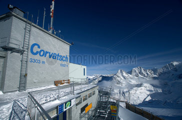 Bergstation der Corvatschbahn mit Gipfelpanorama