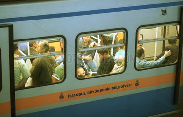 Menschen in einer Strassenbahn in Istanbul