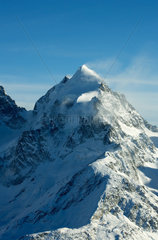 Der Gipfel des verschneiten Piz Roseg im Oberengadin