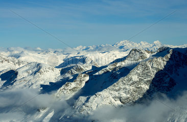 Panorama der verschneiten Berggipfel im Oberengadin