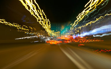 LIchtimpressionen auf der Stadtautobahn bei Nacht in Basel
