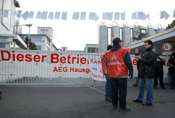 Nuernberg - Streikende vor dem Haupttor des AEG-Werkes