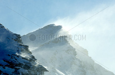 Schneeverwehungen an einem Berggipfel im Oberengadin