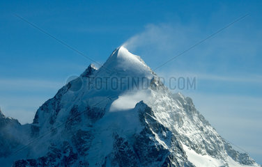 Der Gipfel des verschneiten Piz Roseg im Oberengadin