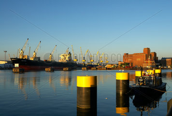 Wismar - Blick im Hafen zum Ueberseehafen mit seinen Kaianlagen