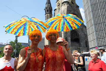 Berlin  kostuemiertes Maennerpaar in Frauenkleidern auf dem CSD
