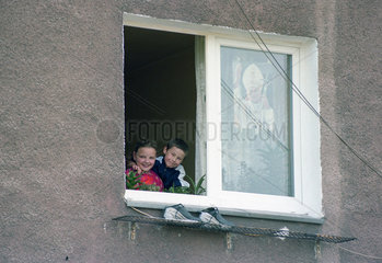 Kinder im Fenster  Fronleichnamstag in Poznan  Polen