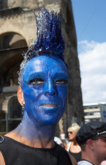 Berlin  blau geschminkter Mann auf der CSD-Parade