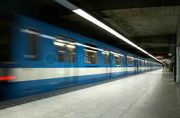 Montreal - Zugausfahrt in der U-Bahnstation Bonaventure