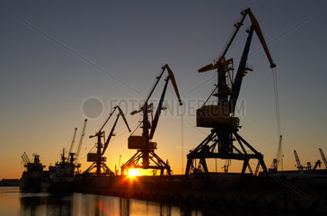 Wismar - Hafenkraene und Kaianlagen des Ueberseehafens bei Sonnenuntergang