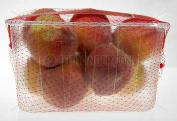 Spanische Pfirsiche in einer Plastikschale umhuellt von einem roten Netz