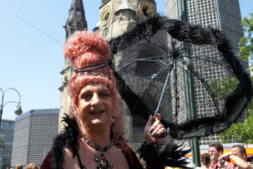 Berlin  schrill verkleideter Mann im Kleid bei der CSD-Parade