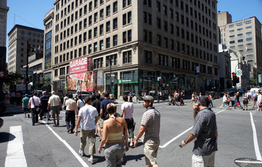 Montreal - Fussgaenger an einer Kreuzung in der Innenstadt