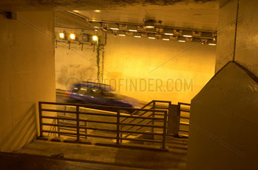 Zugang zu einer Unterfuehrung in einem Autotunnel