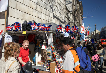 London - Touristen an einem Souvenirstand in der City