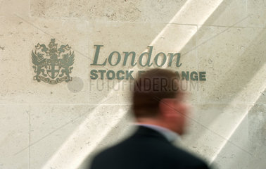 London - Mitarbeiter am Eingang der London Stock Exchange