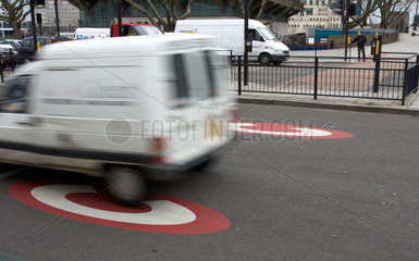 London - Zeichen fuer die Citymaut auf der Fahrbahn
