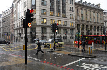 London - Kreuzung im Finanzdistrikt nach einem Regenschauer