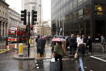 London - Fussgaenger im Regen am Feierabend in der City