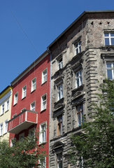 Berlin  marodes und saniertes Haus nebeneinander