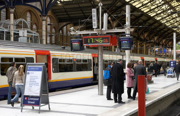 London - Bahnsteig und Zug in der Liverpool Street Station