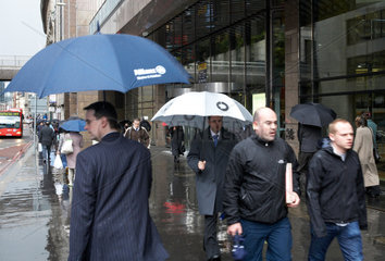 London - Passanten nach einem Regenschauer im Finanzdistrikt