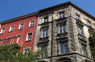 Berlin  marodes und saniertes Haus nebeneinander
