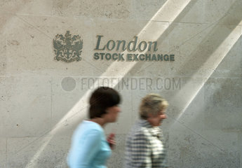 London - Mitarbeiter am Eingang der London Stock Exchange