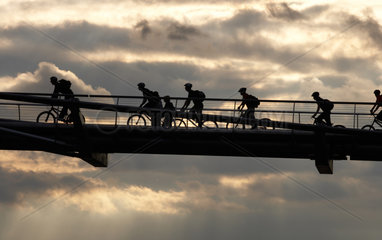 London - Fahrradfahrer als Schattenriss auf einer Bruecke