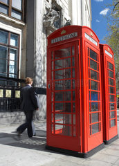 London - Typische rote britische Telefonhaeuschen