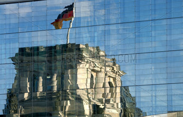 Berlin - Spiegelung des Reichstages in einer Glasfassade