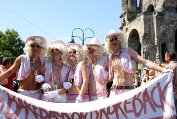 Berlin  eine Gruppe von Maennern in Cowgirls-Verkleidung auf dem CSD